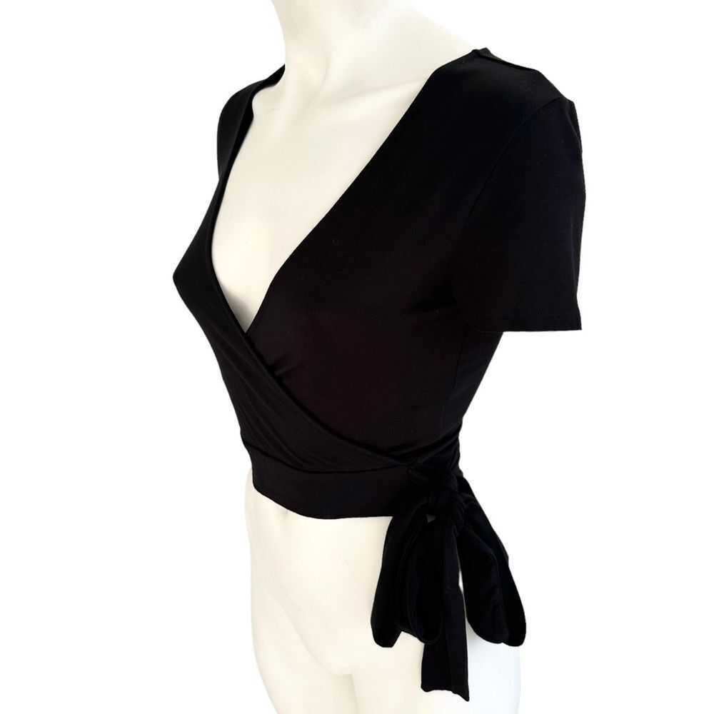 🆕Black Short Sleeve Wrap Crop Top - Picture 2 of 7